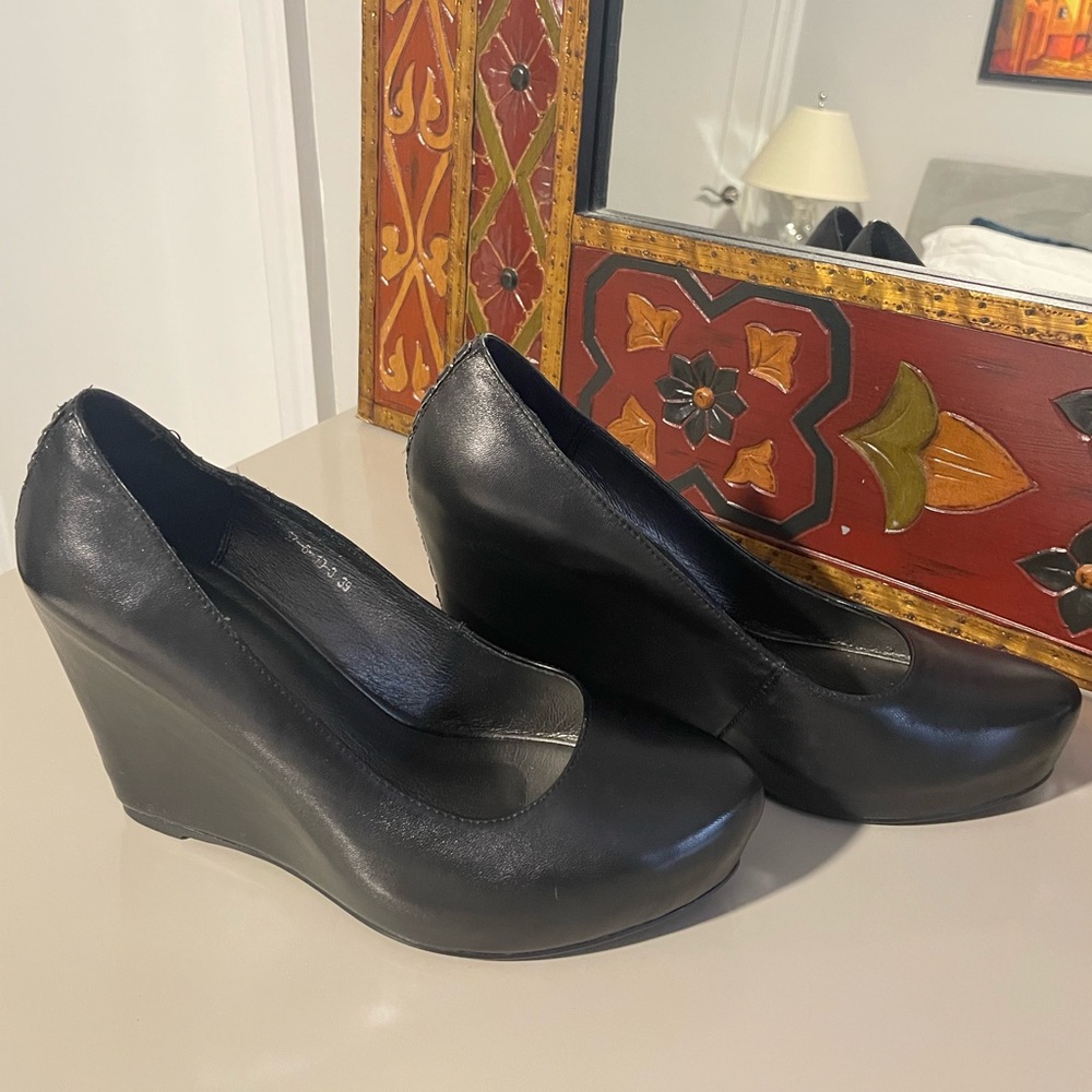 EUC BoNaVi Black Wedge Heels